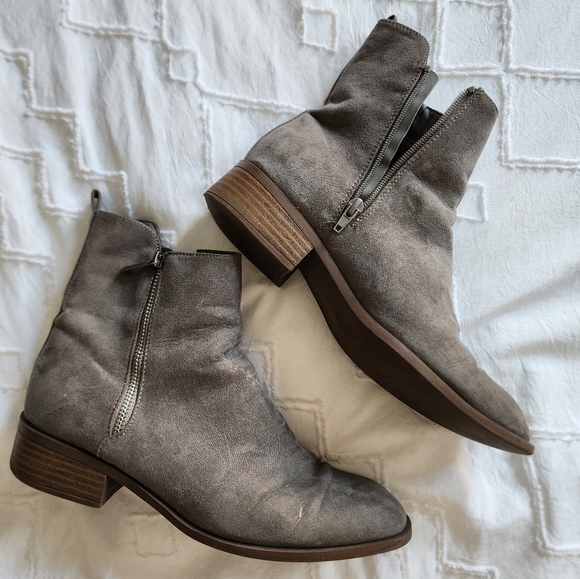 JustFab Shoes - JustFab Boots Gray Size 9